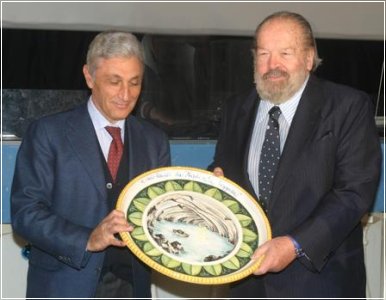 Antonio Bassolino premia Bud Spencer