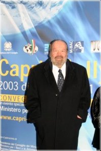 Bud davanti al manifesto della manifestazione